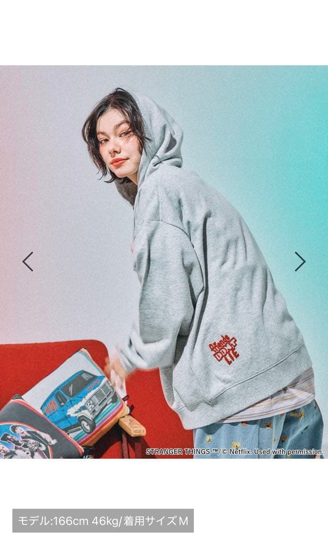 STRANGER THINGS ニコアンドコラボ 缶バッチ付きパーカー　Mサイズ