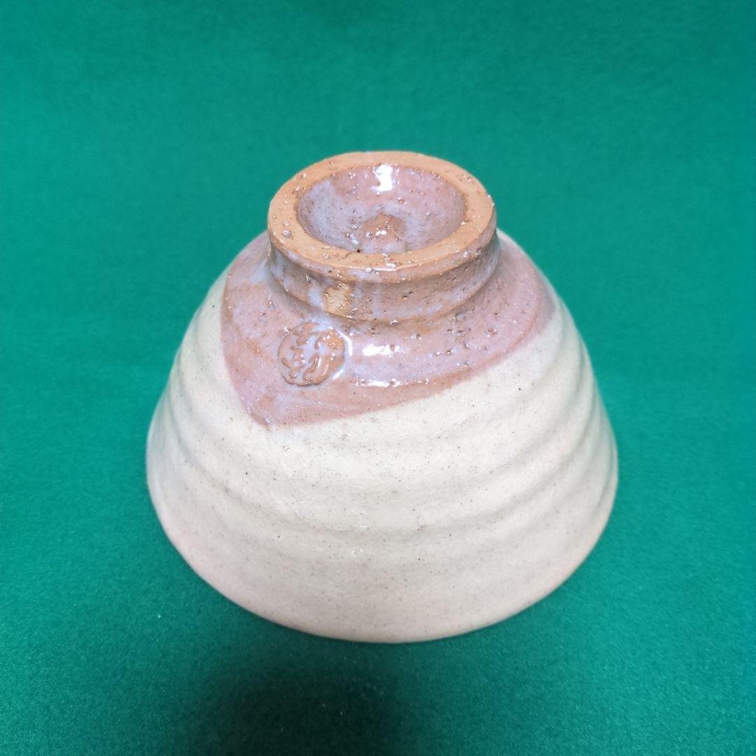 波状模様のベージュ陶器茶碗