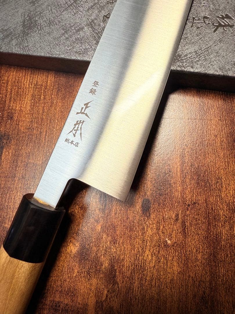 正本総本店　牛刀　包丁　スウェーデン鋼(ステンレス) 9寸　水牛柄