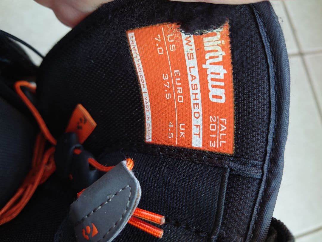 thirtytwo スノーボードブーツ 女性用 黒・ピンク・紫