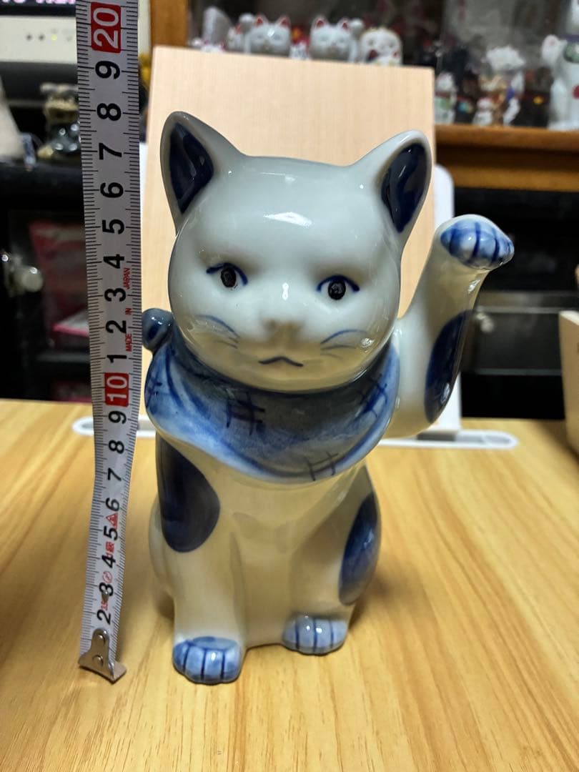青白い陶器の招き猫