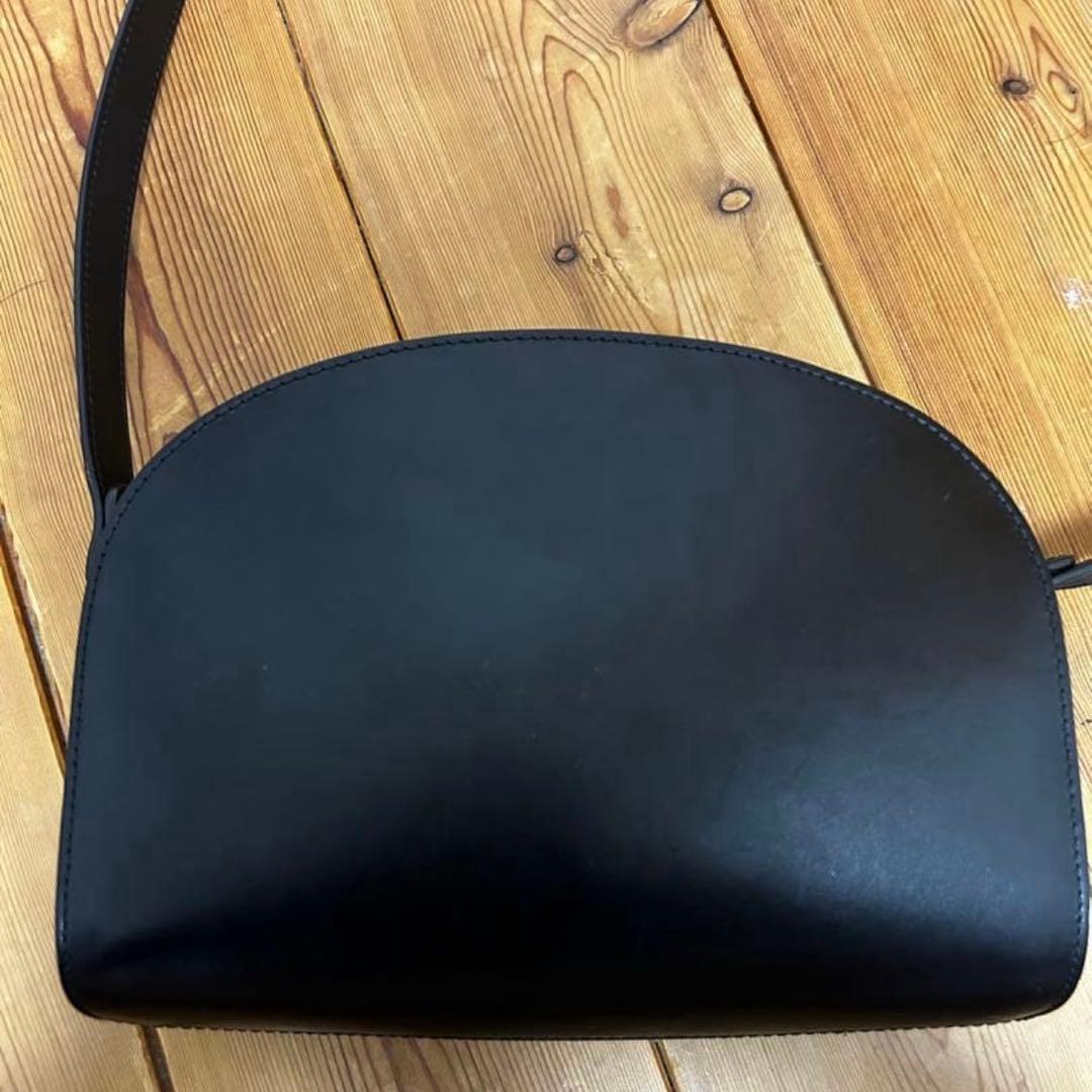 A.P.C. ハーフムーンショルダーバッグ