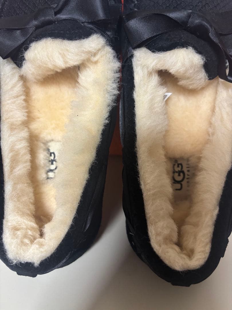 ★UGG 黒リボン付きモカシン★新品未使用
