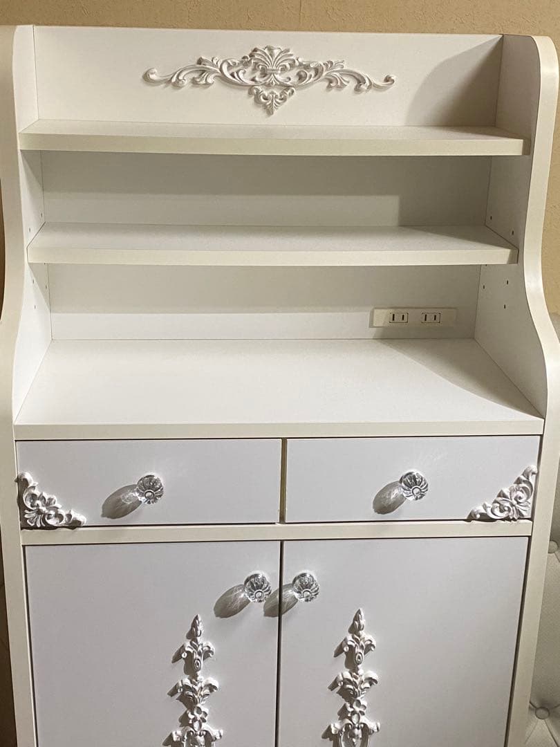 ロココ♦️ホワイトシャビー キャビネット♡コンパクトで大容量♦️コンセント付♦️送料込