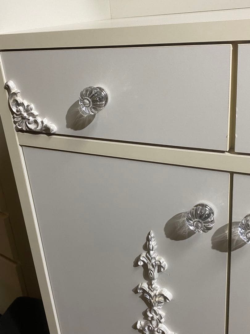 ロココ♦️ホワイトシャビー キャビネット♡コンパクトで大容量♦️コンセント付♦️送料込