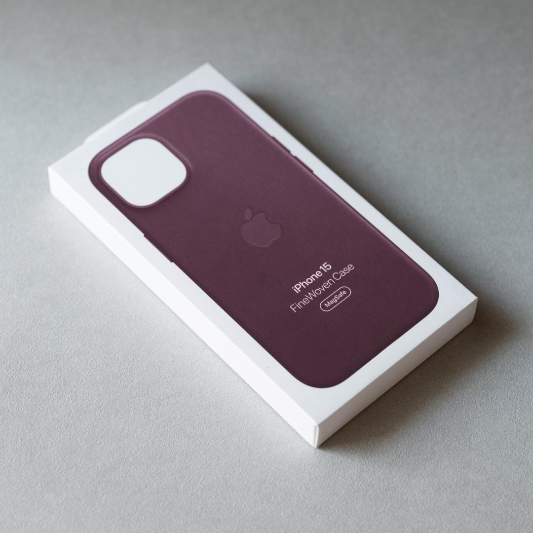 新品 Apple純正 iPhone 15 ファインウーブンケース マルベリー
