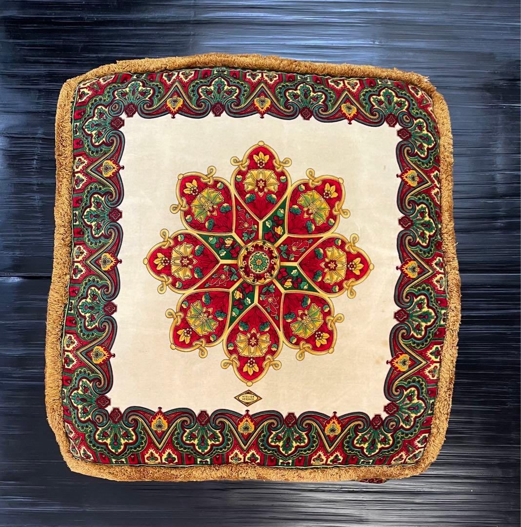 レア貴重‼︎ 価値ある ヴェルサーチ マチ付大判　赤✖️白 ロココ調柄