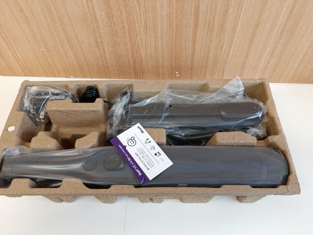 SHARK充電式ハンディクリーナー未使用ですが箱にダメージ有り