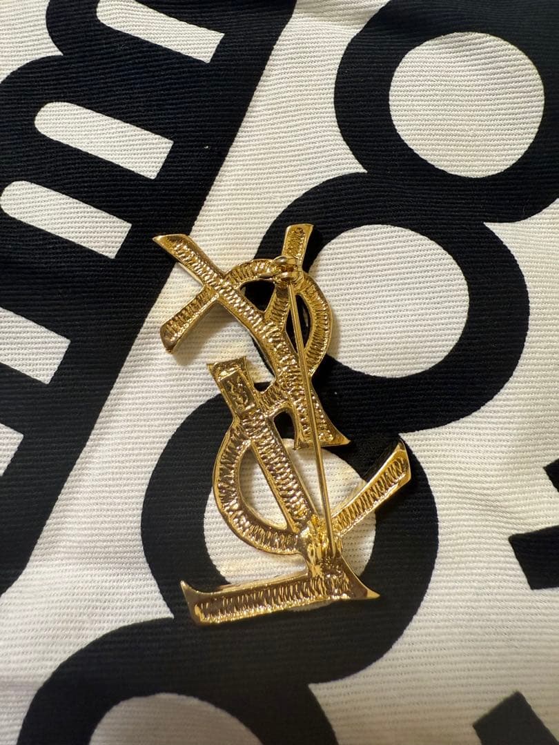 イヴサンローラン ブローチ カサンドラロゴ YSL 刻印 付属品なし