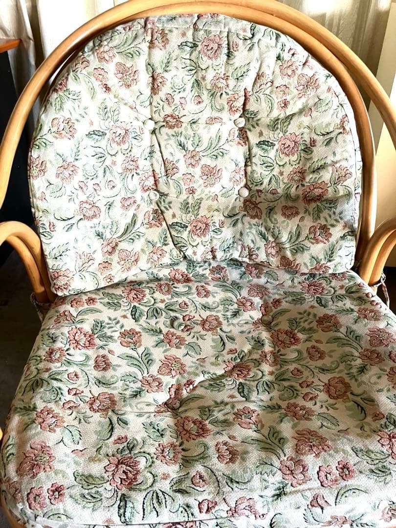 《座面が広い》ラタン 回転椅子　花柄クッション