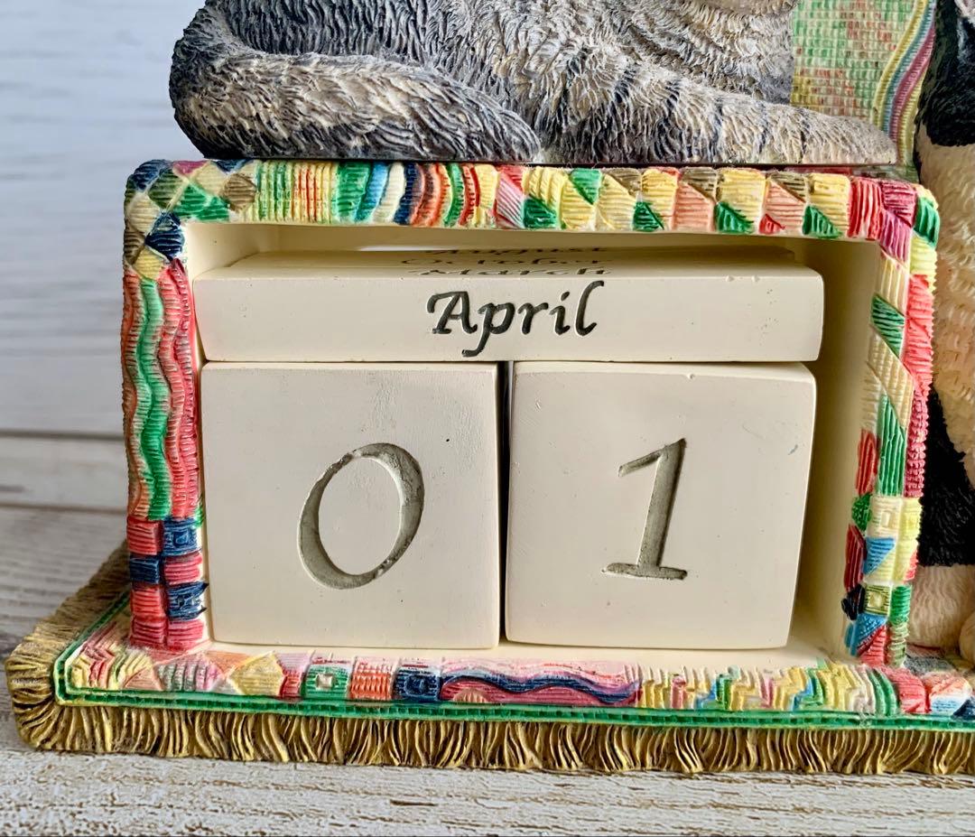 レズリーアンアイボリー 卓上万年カレンダー 猫 置物