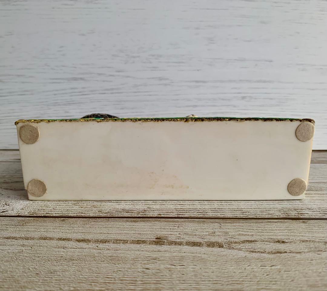 レズリーアンアイボリー 卓上万年カレンダー 猫 置物