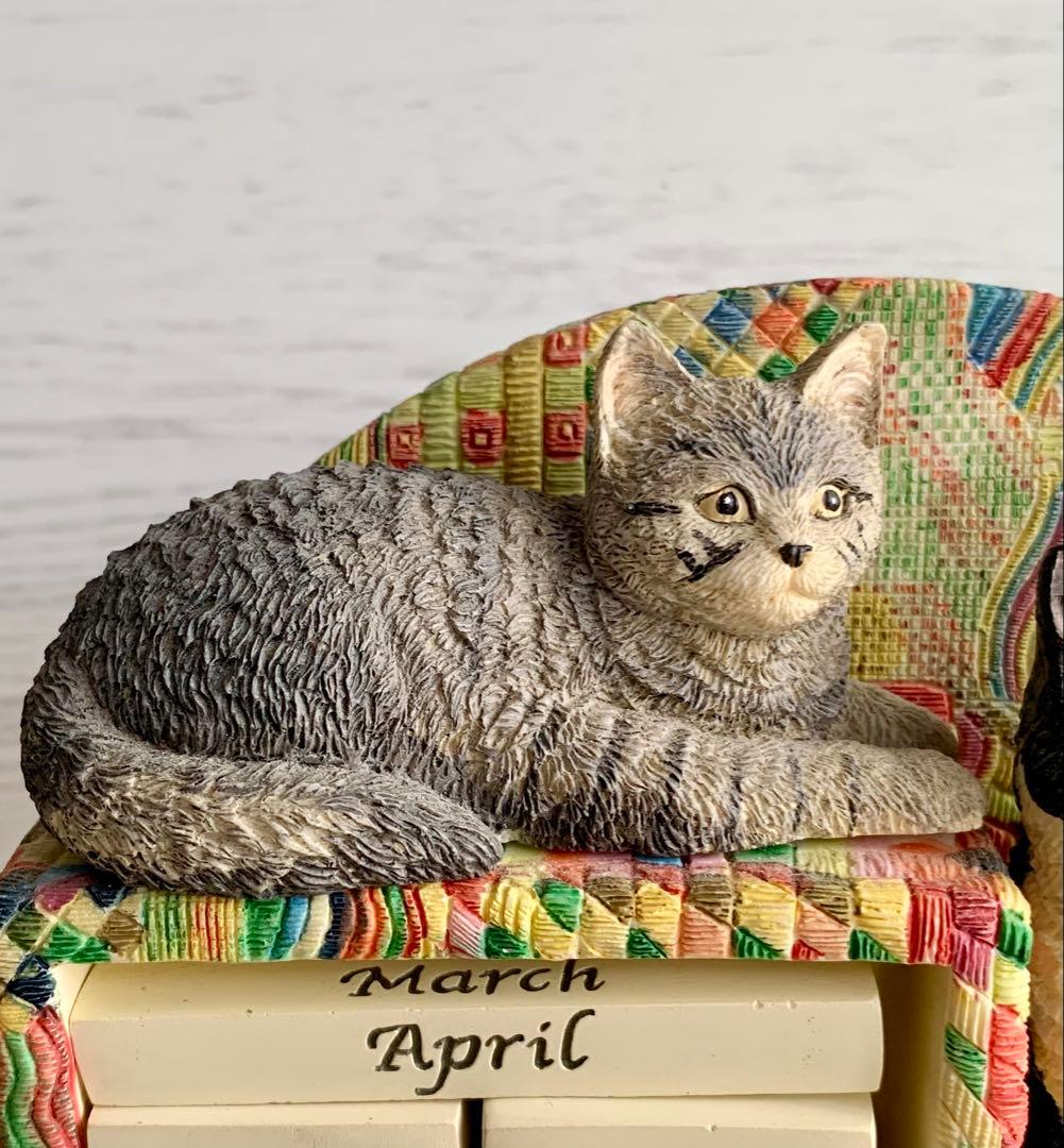 レズリーアンアイボリー 卓上万年カレンダー 猫 置物