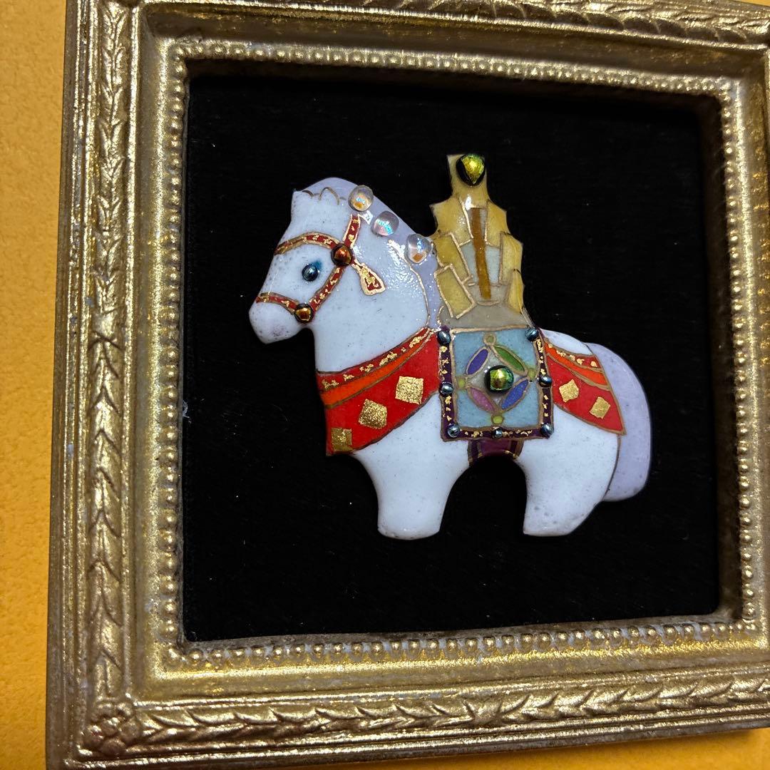 神馬　白い馬の置物 ゴールド額入り