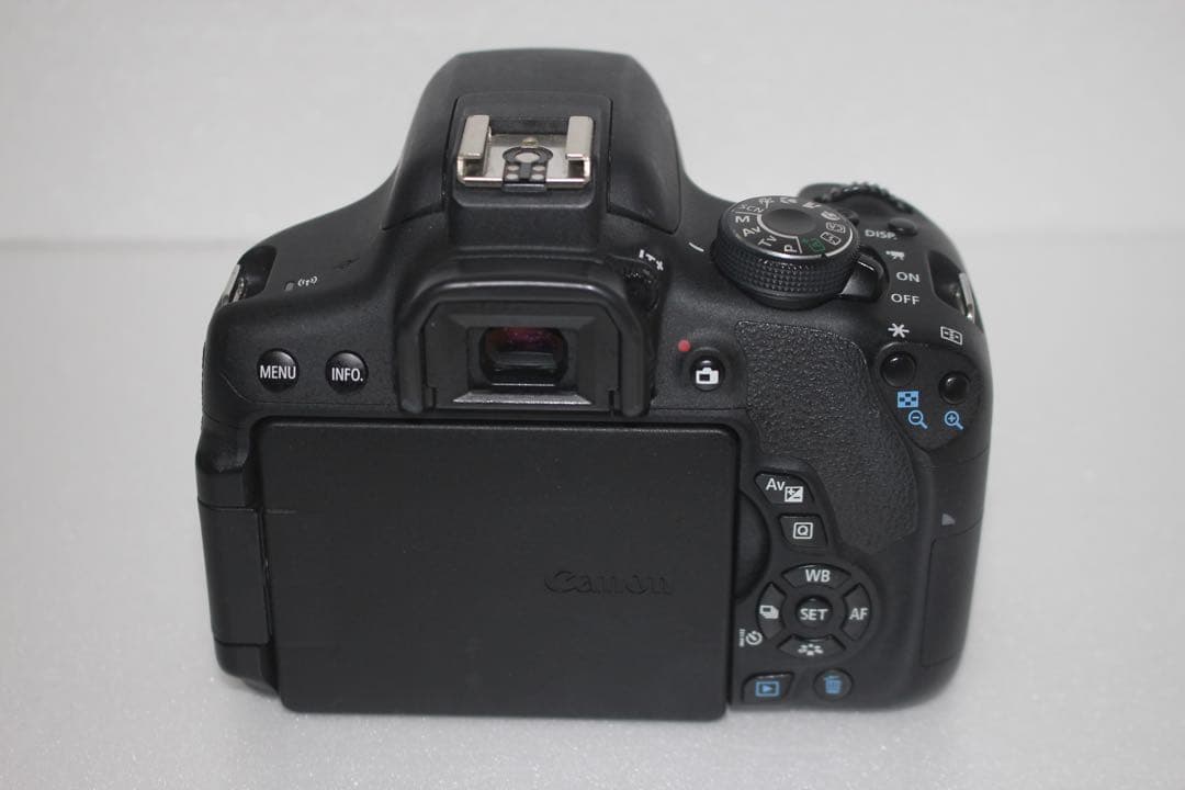 一眼レフカメラcanon kiss x8i 標準&望遠&単焦点レンズセット