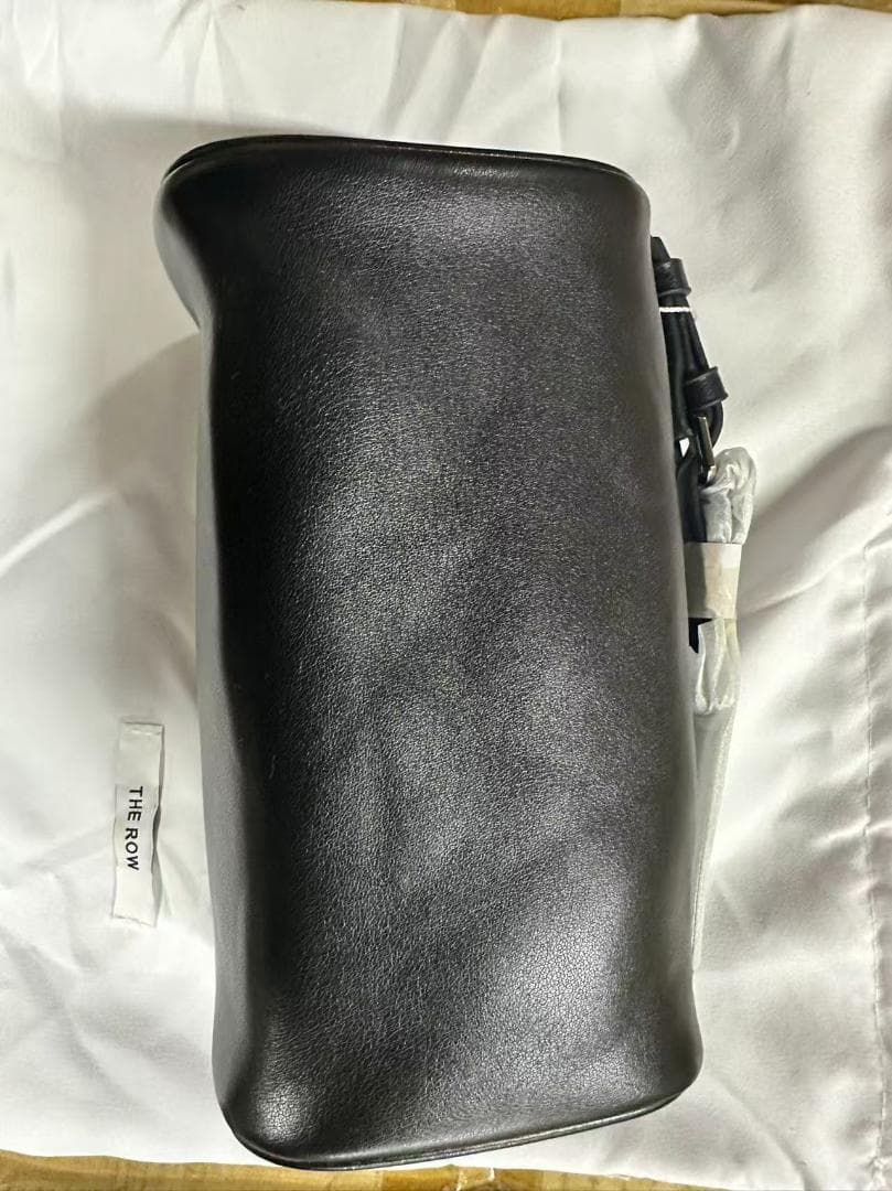 THE ROW ブラックレザーショルダーバッグ