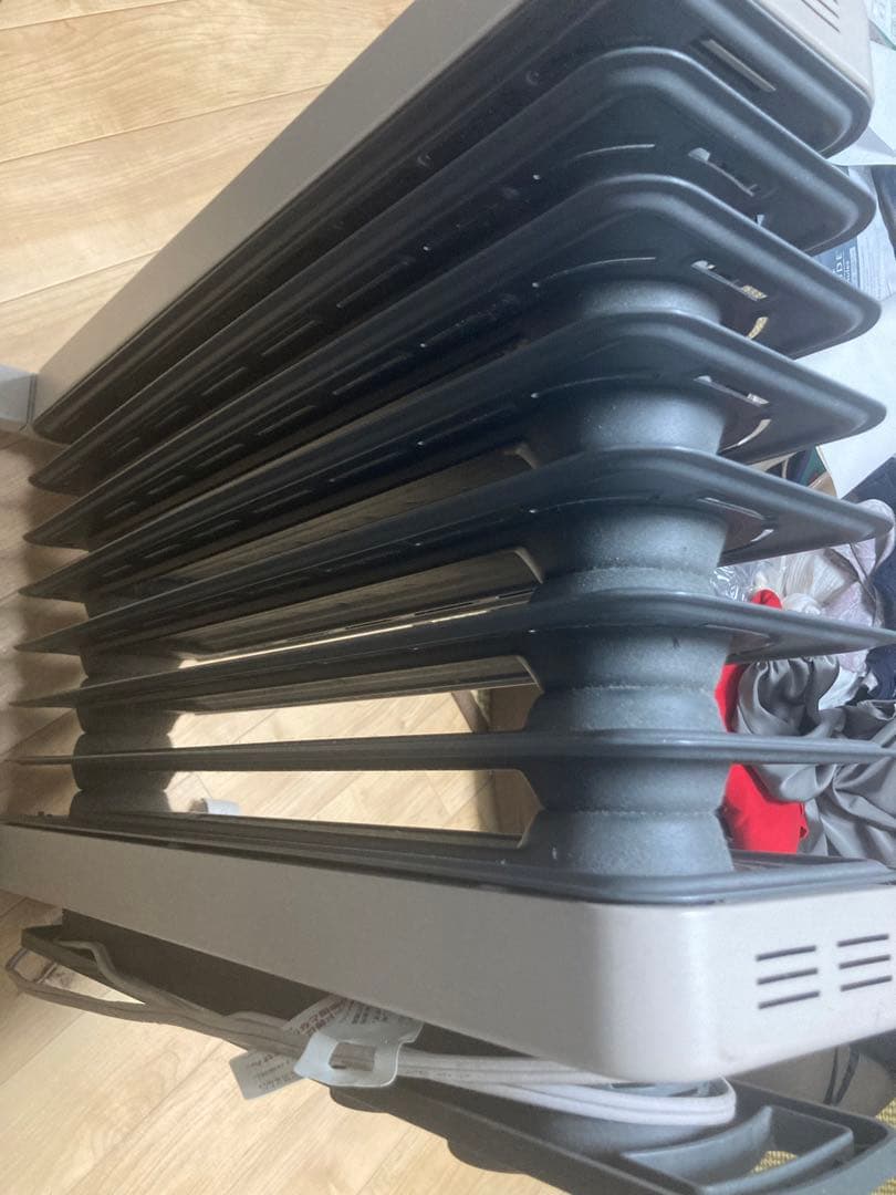 デロンギ ヴェルティカルド オイルヒーター（8-10畳用）