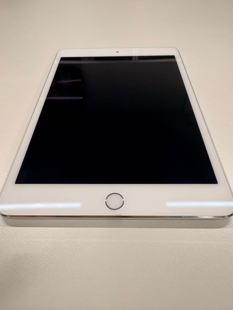 Apple iPad mini 4 128GB Wi﻿-﻿Fi シルバー