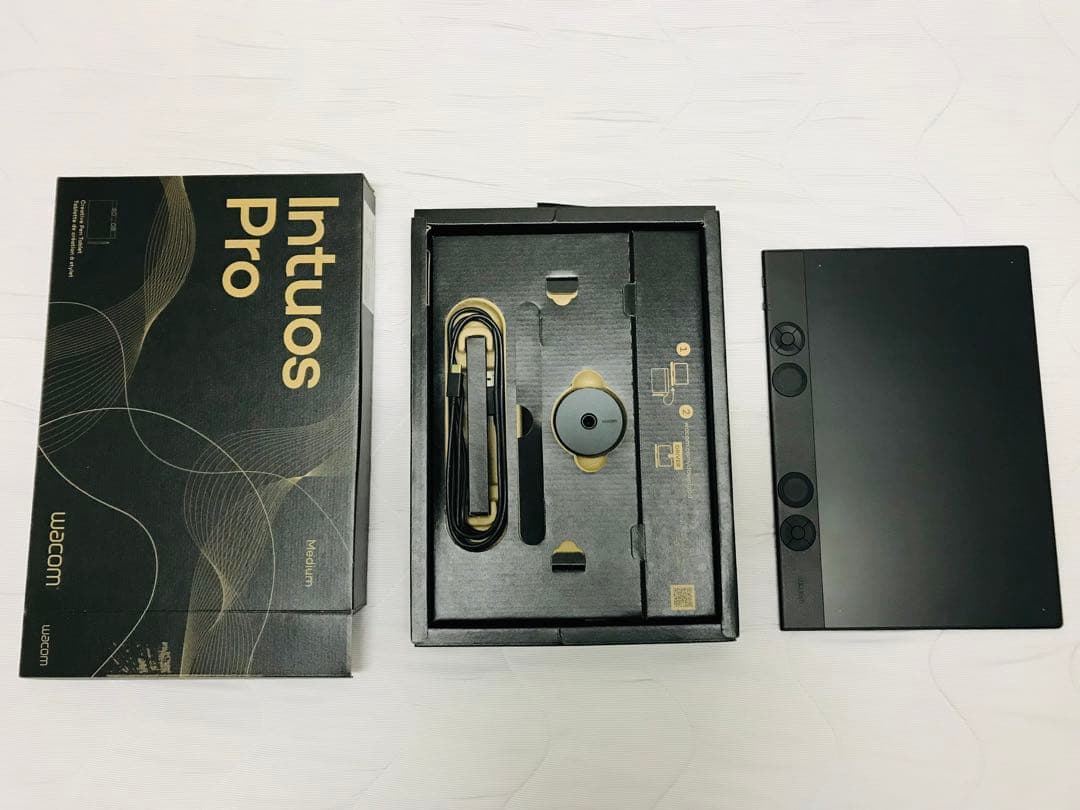 液タブ・ペンタブ Wacom Intuos Pro medium (PTK670K0C)