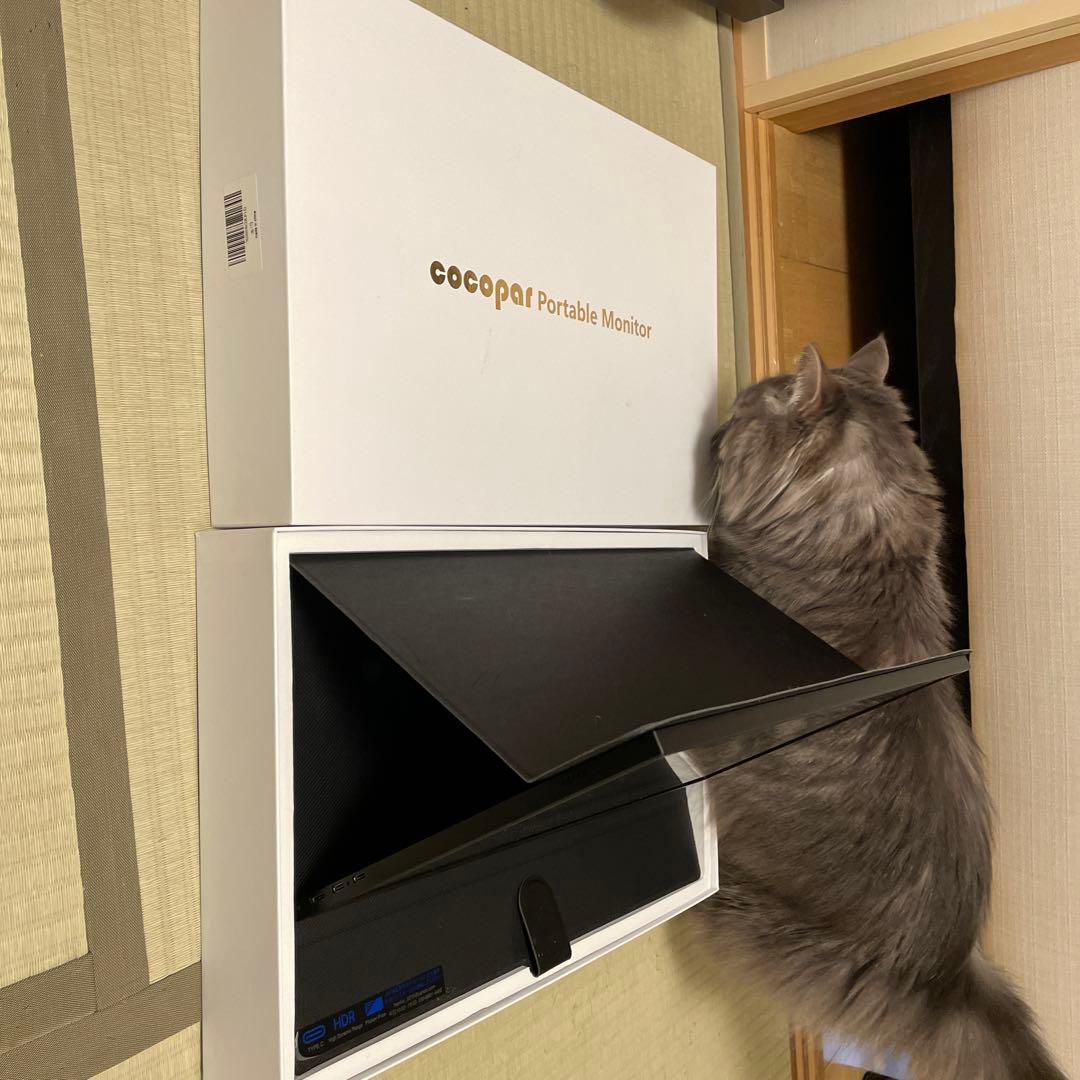 ディスプレイ(猫ちゃんのせいで、カバーに少し傷がありますが、中身は問題ないです)
