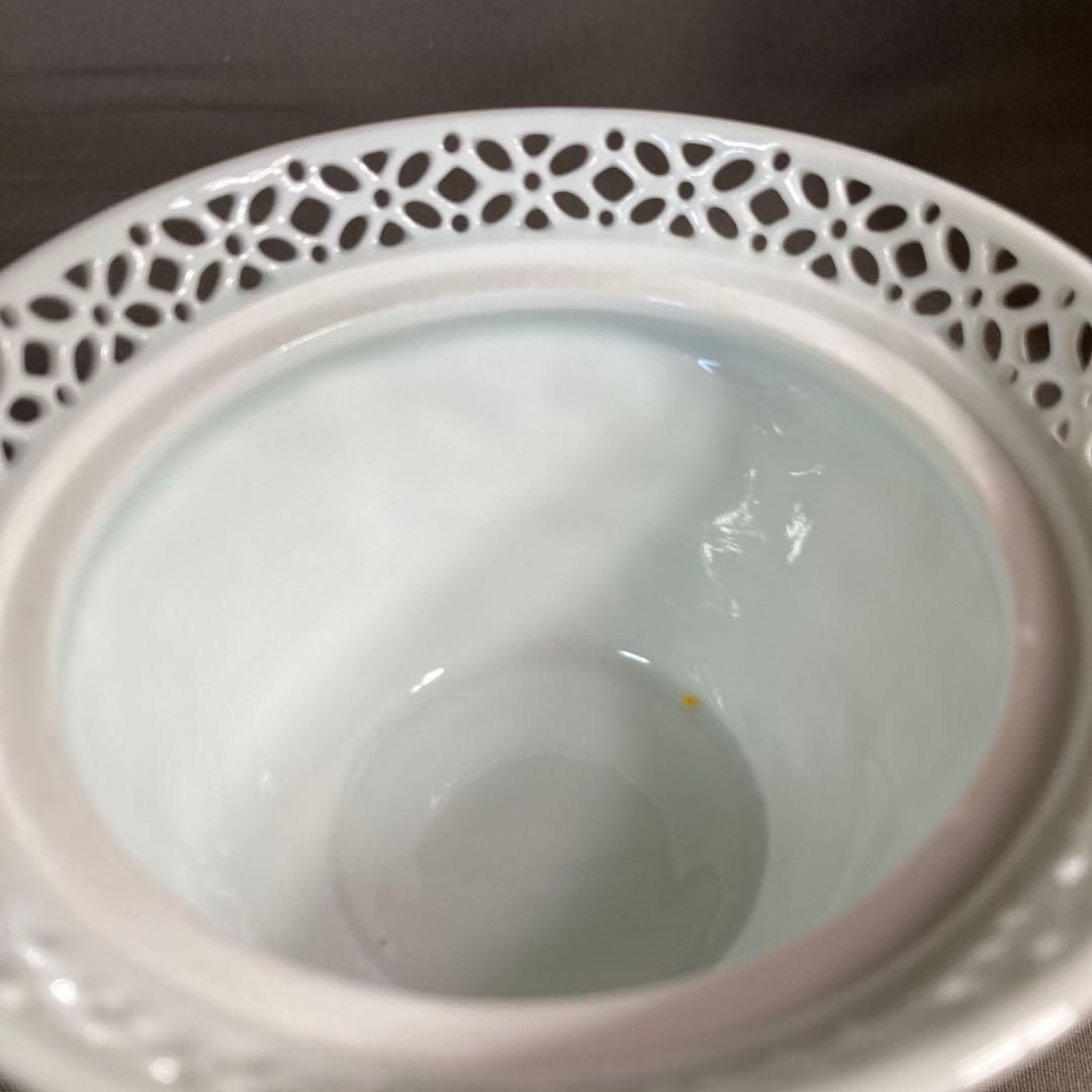 【樋渡陶六】白磁彫の伝統　日本工芸会　肥蝶山　樋渡陶六作　青白磁草花彫　獅子香炉