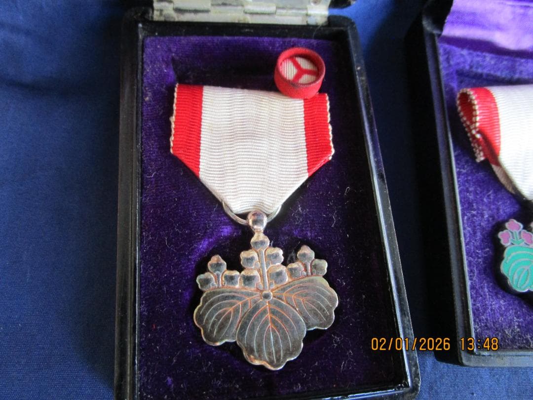 勲章　勲八白色桐葉章　他1点　2箱　日本の勲章2個セット　その2