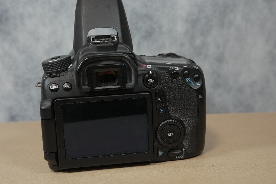 Canon EOS 70D EF-S 18-135レンズキット＋レンズフード