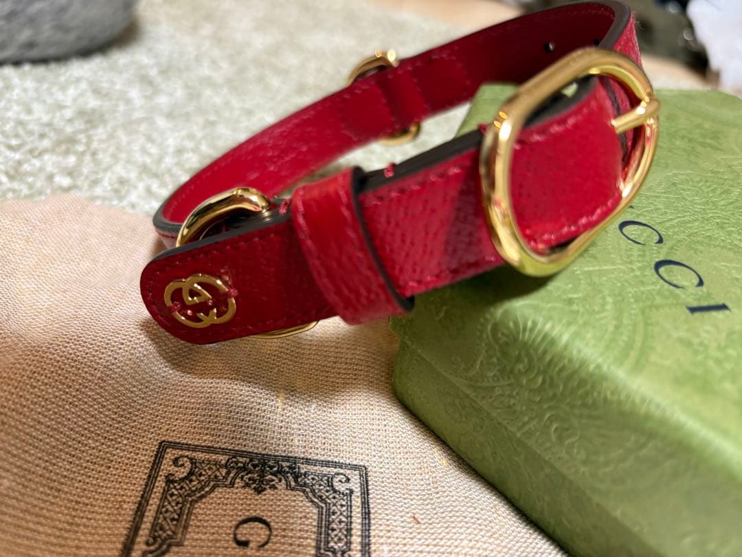 GUCCI レザー 赤い首輪