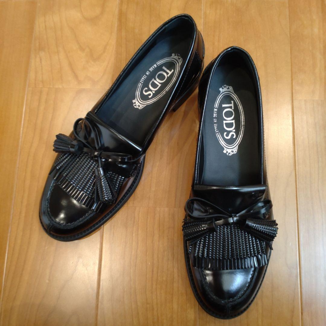 TOD'S ブラック フリンジ ローファー
