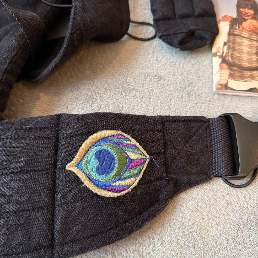 artipoppe アーティポッペ ブラック 抱っこひも 刺繍デザイン