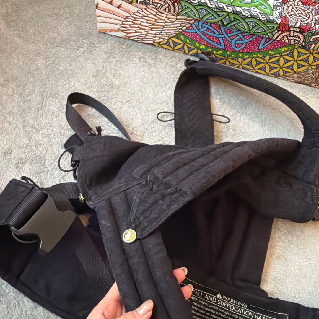 artipoppe アーティポッペ ブラック 抱っこひも 刺繍デザイン