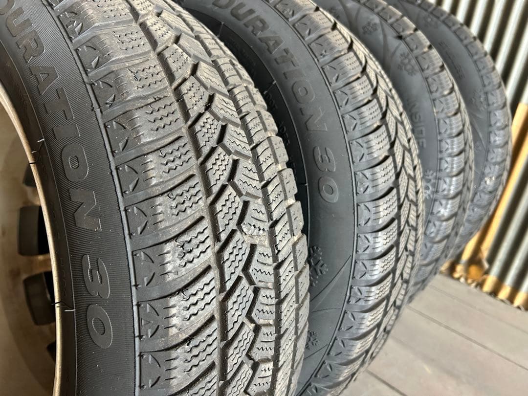 スタッドレスタイヤ　185 65 R15 フリードに使用