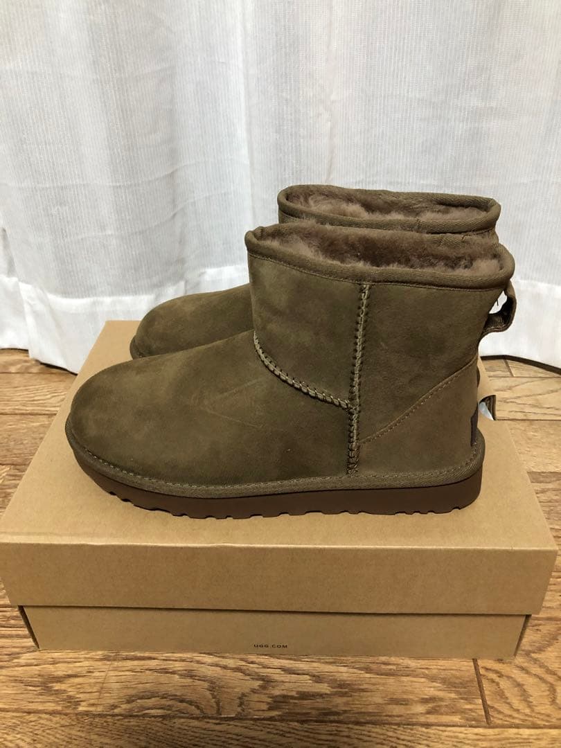 新品　UGG アグ　クラシックミニ　ムートンブーツ　２４センチ