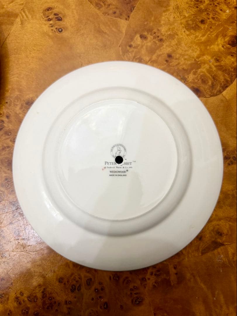 ウェッジウッド　ピーターラビット　アフタヌーンティー用３段ケーキスタンド