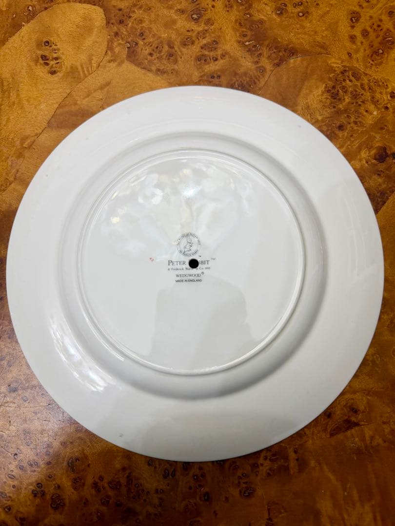 ウェッジウッド　ピーターラビット　アフタヌーンティー用３段ケーキスタンド