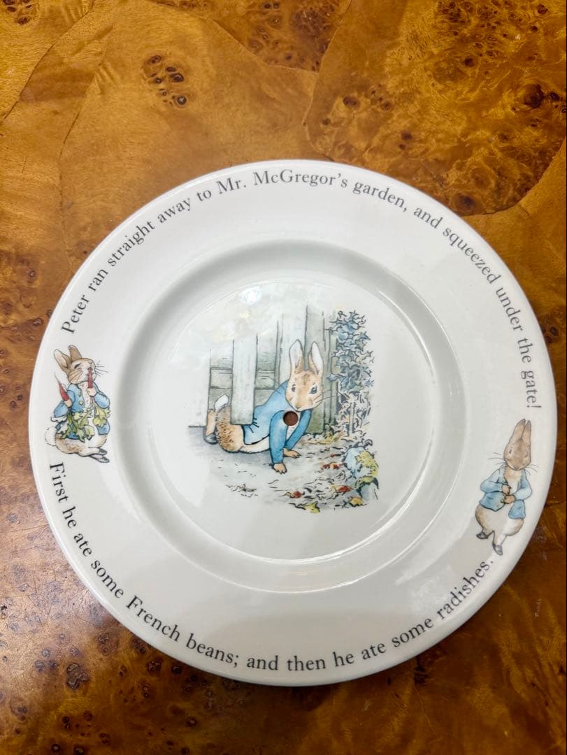 ウェッジウッド　ピーターラビット　アフタヌーンティー用３段ケーキスタンド