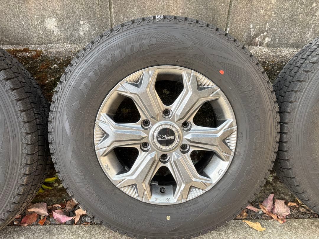 ￼ハイエースキャンパー冬タイヤアルミホイール付き