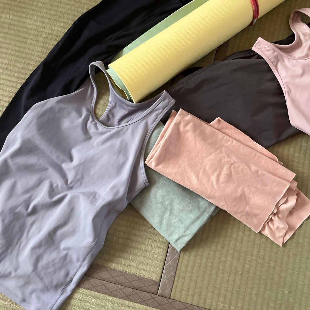 ヨガウェアセット タンクトップとレギンス　ヨガマット✖️1 シート✖️2枚