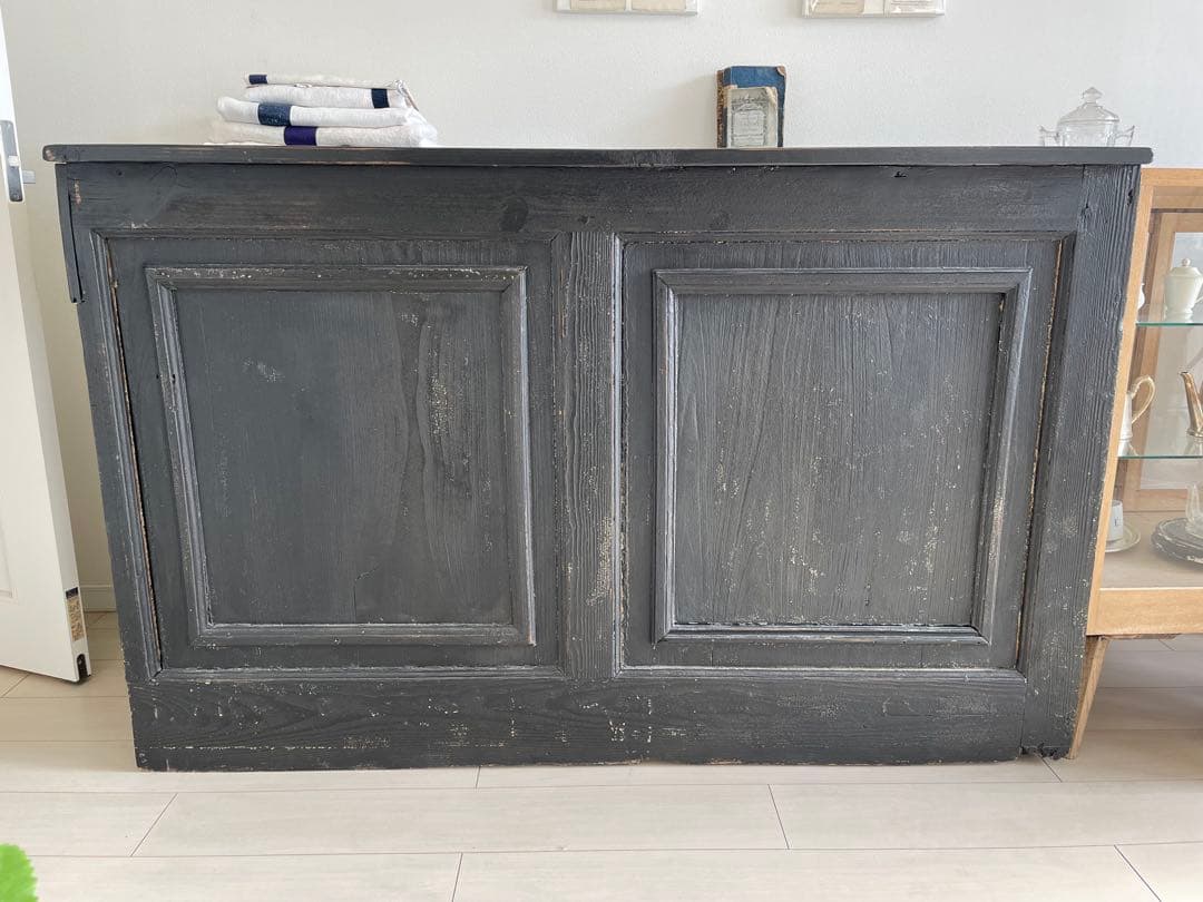 フランスアンティーク〜黒ペイントの袖付きカウンター・収納付き