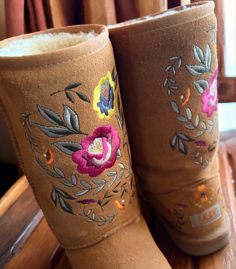 りん様　Hawaii限定✨UGG✨Juliette Floral✨刺繍入