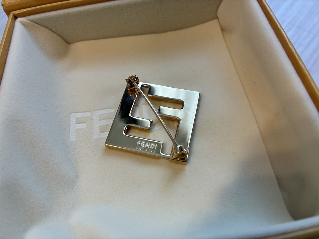 はいやー FENDI ブローチ ホワイト