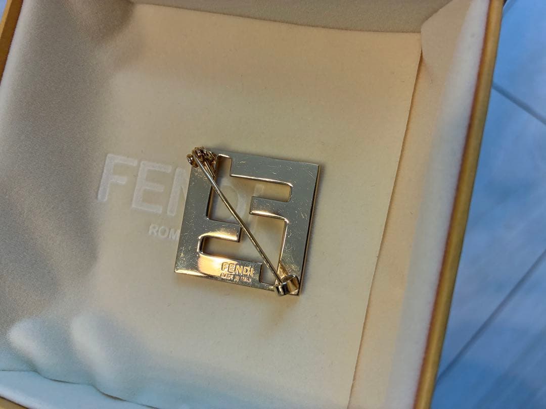 はいやー FENDI ブローチ ホワイト