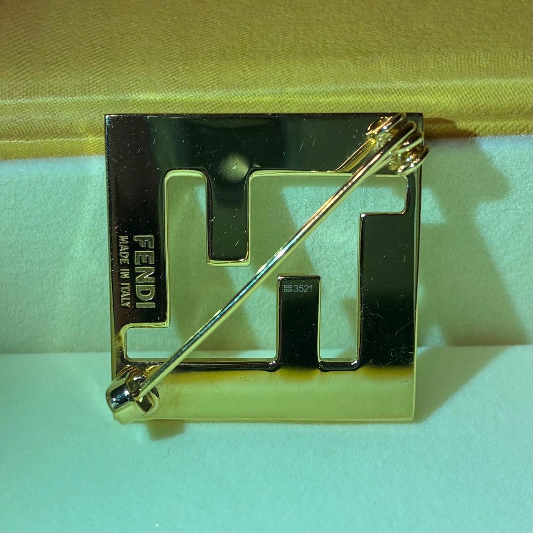 はいやー FENDI ブローチ ホワイト