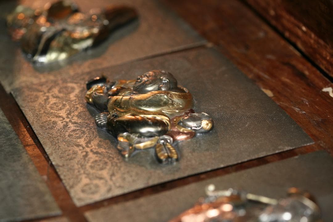 [夢工房】高岡雕刻家內島一平(青保)製金銀象鑲六福神金工壁掛???