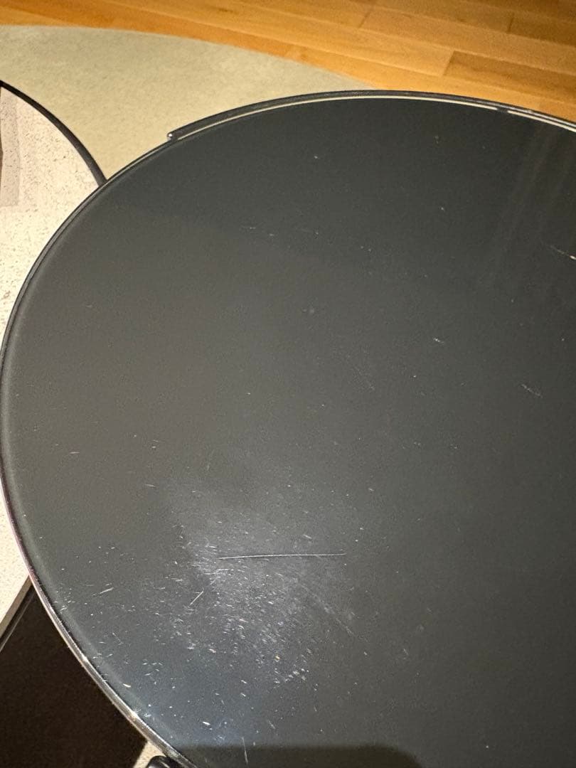 Arflex CLIP Table DECKTONホワイト、ブラックガラス