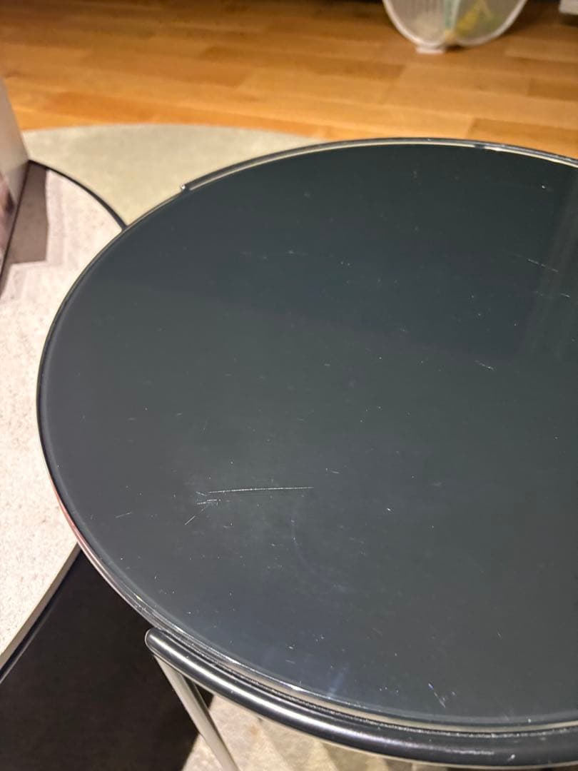 Arflex CLIP Table DECKTONホワイト、ブラックガラス