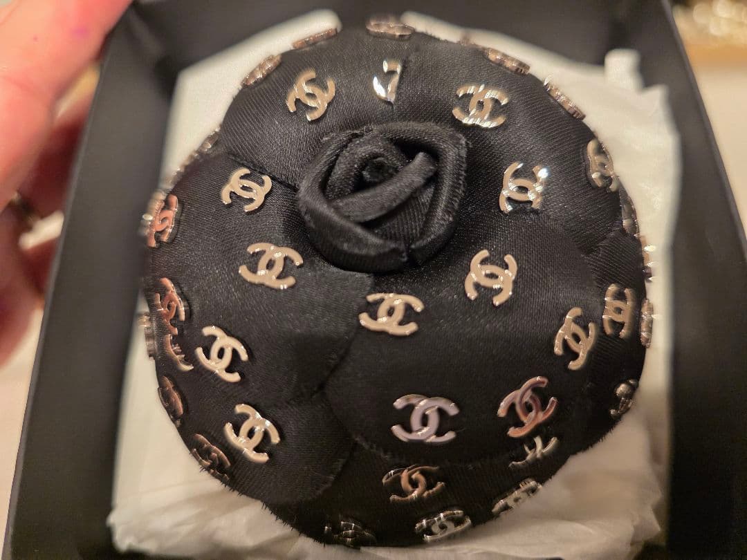 新品未使用CHANEL ブラック CCマークたっぷりカメリアブローチ