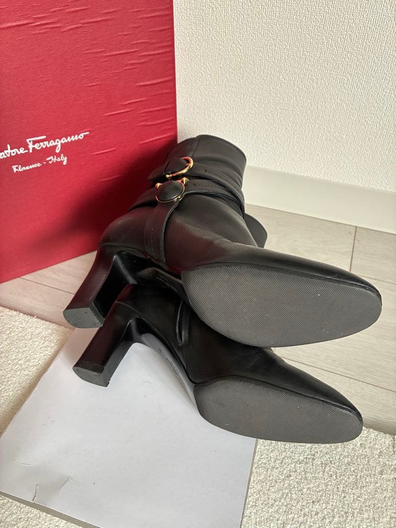 極美品 Ferragamo ブラックレザー　ミドルブーツ　箱付き　24cm