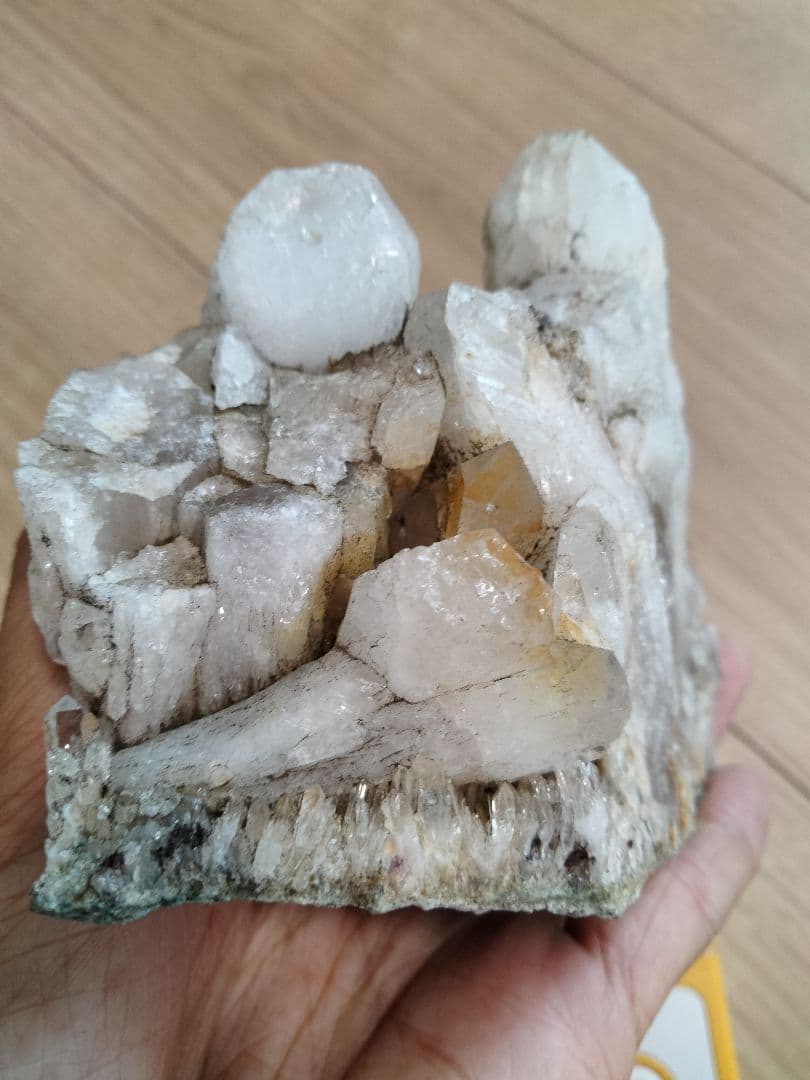 栃木県足尾銅山坑道内より産した伝説のアメシストです。多頭水晶　紫水晶　437g