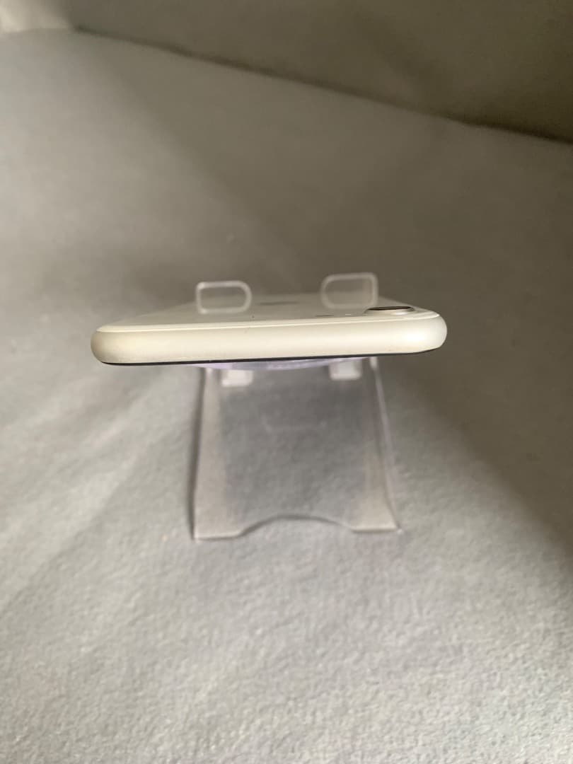 超美品　国内版　SIMフリー　iPhoneSE　第二世代　64GB ホワイト色